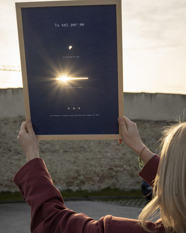 TU SEI PER MEUn pezzetto di cielo, uno spiffero di vento,tre finestre a forma di luna che affacciano sempre sul mare - Image 3